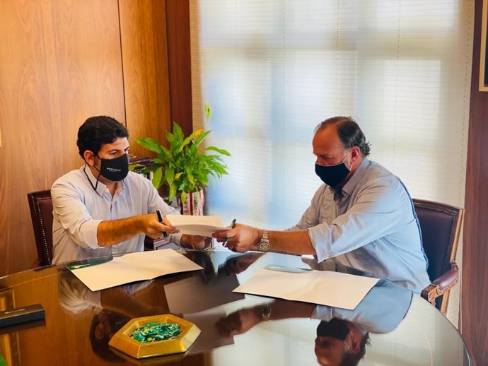 Acuerdo entre la Fundación Caja Rural del Sur para el patrocinio del I Congreso Gastronómico Iberoamericano en Huelva.