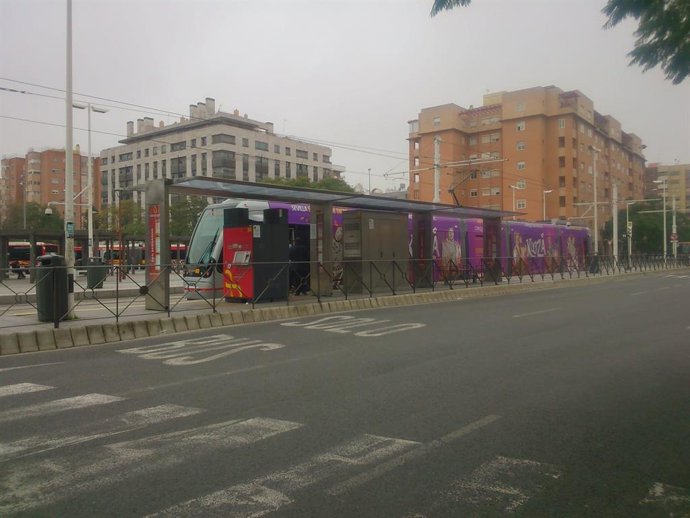 Archivo - El tranvía en la parada de San Bernardo
