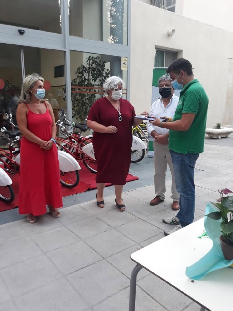 La Fundación Alberto Contador dona doce bicicletas a la Residencia Rodríguez Penalva de la Diputación de Granada.