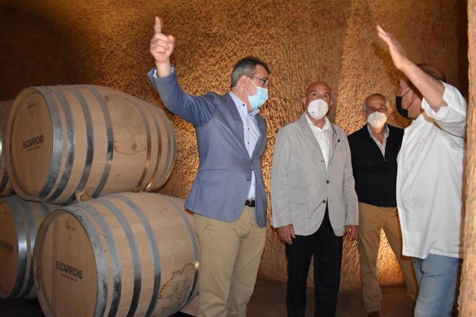 El consejero de Agricultura, Ganadería y Desarrollo Rural, Jesús Julio Carnero, durante su visita este martes a las empresas El Capricho Bodegas Gordón Ferrero y Hospedaje Elvira, en Jiménez de Jamuz (León).