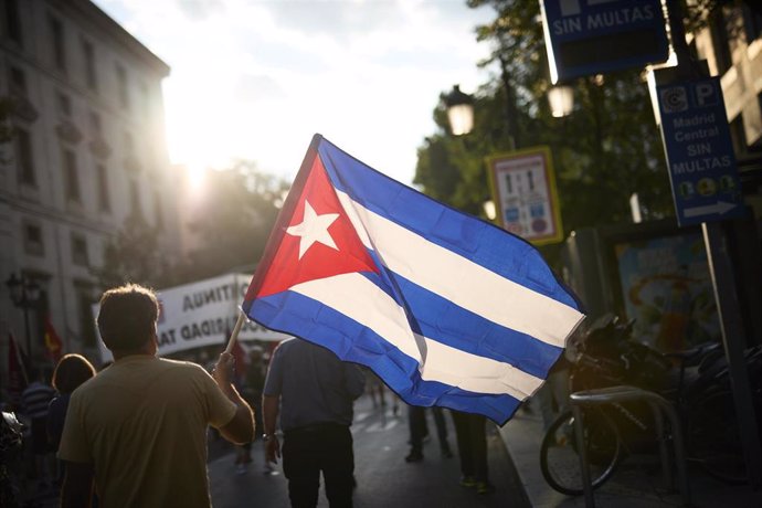 Personas portando banderas en una manifestación contra el embargo económico de Estados Unidos sobre Cuba, a 24 de julio de 2021, en Madrid (España). Coincidiendo con el día en el que comenzó la Revolución Cubana hace 68 años, la protesta ha sido convoca