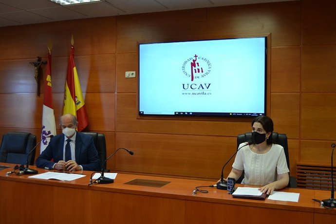 La decana de la Facultad de Ciencias Sociales y Jurídicas, Lourdes Miguel, y el director del Máster Universitario en Dirección y Gestión de Instituciones Educativas, Javier Hernández Varas.