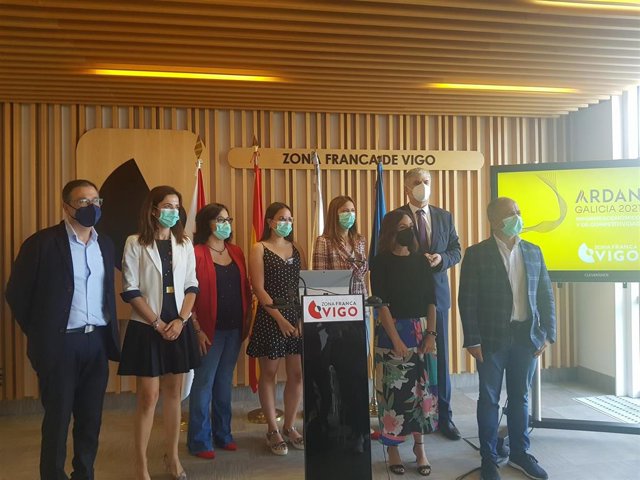 O delegado do Estado na Zona Franca, David Regades, presenta o informe xunto aos investigadores da UVigo