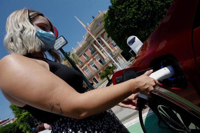 PUNTO DE RECARGA PARA COCHES ELECTRICOS FRENTE AL AYUNTAMIENTO DE MURCIA