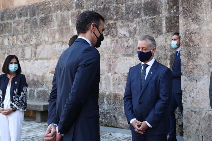 Archivo - El presidente del Gobierno, Pedro Sánchez, saluda al lehendakari Iñigo Urkullu (d), a su llegada al Monasterio de Yuso antes de participar en la XXI Conferencia de Presidentes en San Millán de la Cogolla, La Rioja, a 31 de julio de 2020