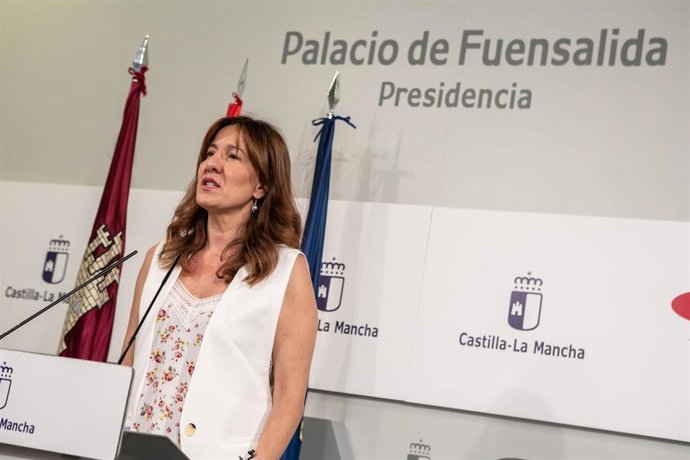 La portavoz del Gobierno de Castilla-La Mancha, Blanca Fernández, en rueda de prensa