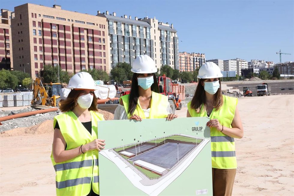 (I-D) La concejala de Villa de Vallecas, Concha Chapa; la vicealcaldesa de Madrid, Begoña Villacís; y la concejala delegada de Deporte, Sofía Miranda, posan con un plano durante su visita a las obras de los nuevos campos de rugby.
