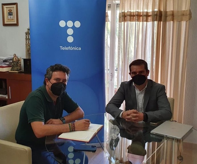 El director de Administraciones Locales de Andalucía Occidental de Telefónica, José Enrique Pavón, con el primer teniente de alcalde y delegado de Presidencia y Nuevas Tecnologías de Lepe, Adolfo Verano.
