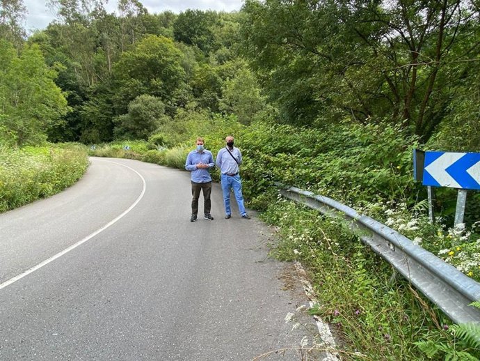 El portavoz de Foro, Adrián Pumares, visita la Carretera Carbonera acompañado por Álvaro Fernández, de Foro Siero.