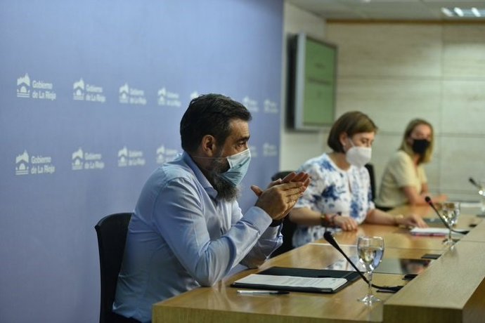 El director médico de Asistencia Hospitalaria del Seris, Adolfo Calvo, la consejera de Salud, Sara Alba, y la directora general de Dependencia, Discapacidad y Mayores, María Somalo