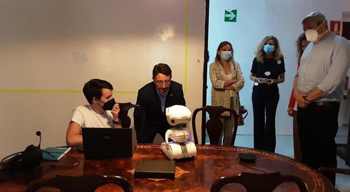 El consejero de Industria, Empleo y Promoción Económica, Enrique Fernández, visita las instalaciones de TeamEQ.