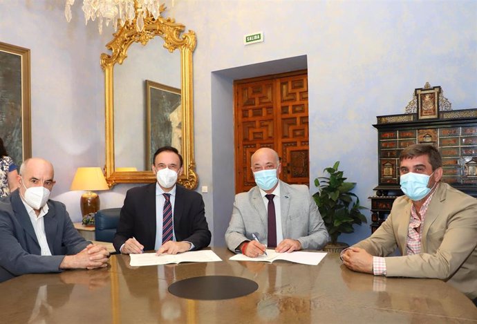 El presidente de la Diputación de Córdoba, Antonio Ruiz (segundo por la dcha.), y el rector de la Universidad de Córdoba, José Carlos Gómez Villamandos (tercero), en la firma del acuerdo.