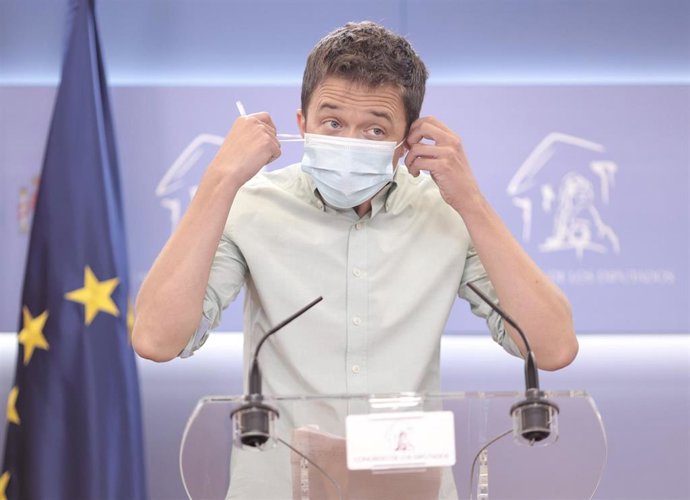 Archivo - El líder de Más País, Íñigo Errejón, se quita la mascarilla para intervenir en una rueda de prensa anterior a una reunión de la Junta de Portavoces en el Congreso de los Diputados, a 22 de junio de 2021, en Madrid, (España).