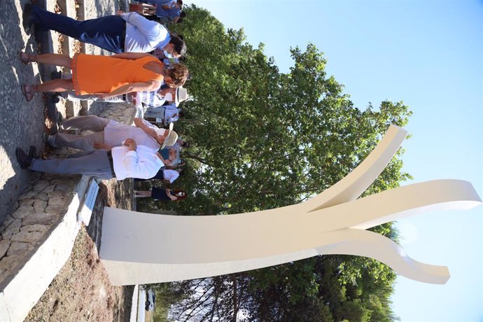 La presidenta del Govern, Francina Armengol, en la inauguración de la escultura que conmemora el 50 aniversario del IES Berenguer de Anoia