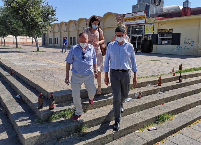 Archivo - Pimentel comprueba la situación de limpieza de la ciudad