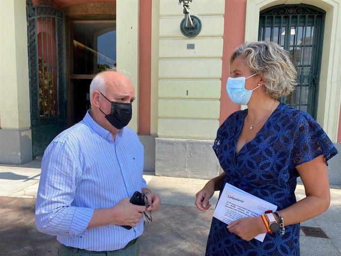 La concejal del Grupo Municipal Popular Mercedes Bernabé, en la puerta del Ayuntamiento de Murcia