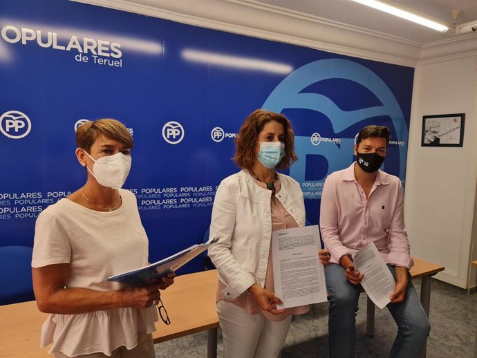 La concejal de Hacienda del Ayuntamiento de Teruel, Rocío Féliz, la alcaldesa, Emma Bujm y el teniente de alcalde, Javier Domingo.