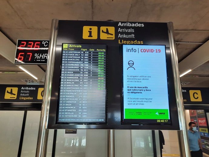 Archivo - Pantalla de vuelos de llegadas en el aeropuerto de Palma.