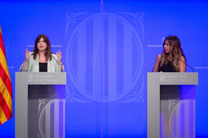 La consellera de Investigación y Universidades, Gemma Geis (i), y la portavoz del Govern de Cataluña, Patricia Plaja, intervienen en una rueda de prensa posterior a una reunión del Consell Executiu del Govern