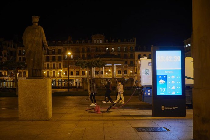 Archivo - Unas jovenes paseando en la Plaza del Castillo de Pamplona alrededor de la media noche el mismo día que Tribunal Superior de Justicia de Navarra (TSJN) ha denegado el toque de queda nocturno decretado por el Gobierno de Navarra, a 12 de mayo d