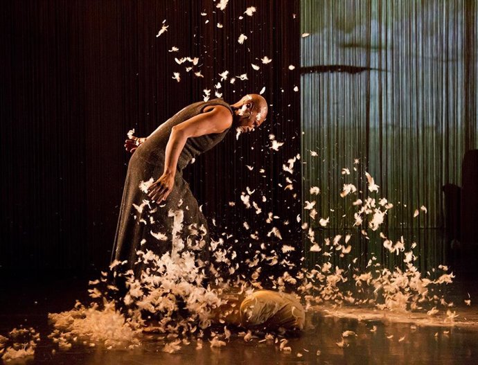 Imagen del espectáculo ' un endroit du debut', con coreografía de Germaine Acogny y puesta en escena de Mikal Serre.