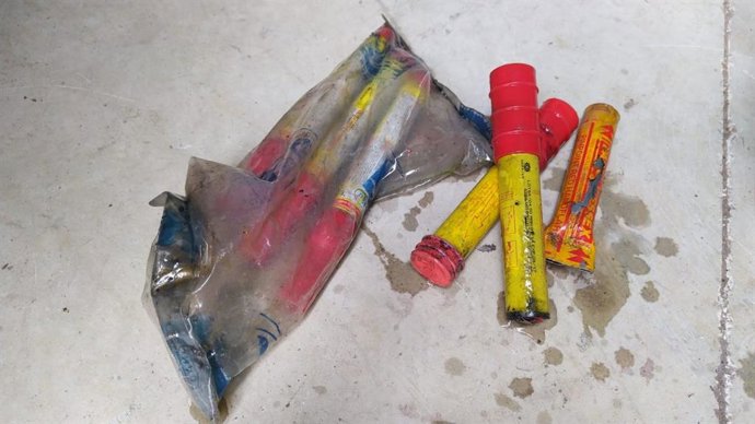 Bengala caducada hallada en el vertedero de Ibiza.