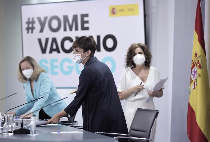(I-D) La vicepresidenta primera del Gobierno y ministra de Asuntos Económicos y Transformación Digital, Nadia Calviño; la ministra de Política Territorial y portavoz del Gobierno, Isabel Rodríguez; y la ministra de Hacienda y Función Pública, María Jesú
