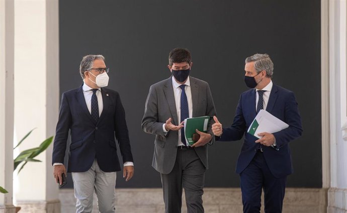 El vicepresidente de la Junta y consejero de Turismo, Regeneración, Justicia y Administración Local, Juan Marín (c); el consejero de la Presidencia, Administración Pública e Interior y portavoz del Gobierno andaluz, Elías Bendodo (i), y el consejero de 