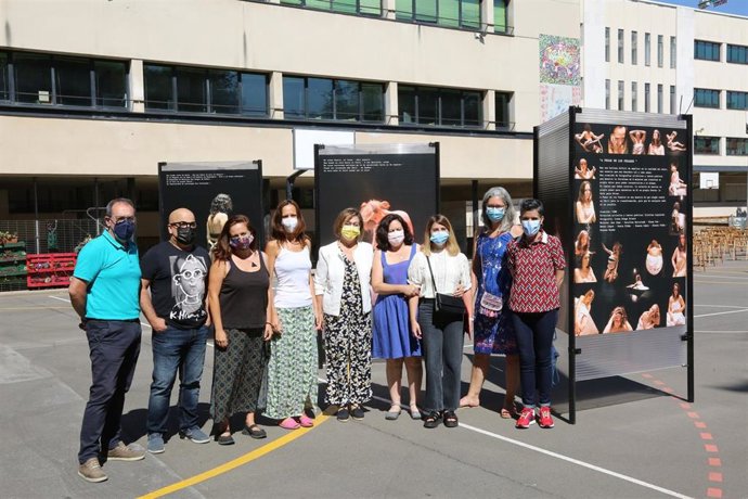 La concejal de Acción y Promoción Cultural, Evelia Fernández, en la presentación de las ilustraciones del patio del IES Juan del Enzina.