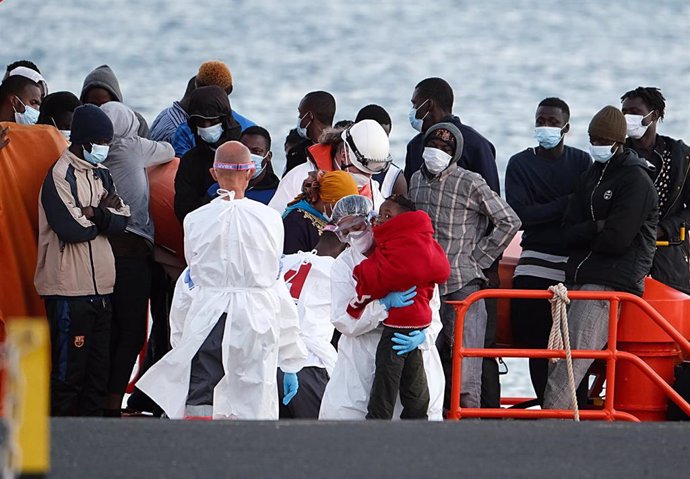 Archivo - Migrantes rescatados de una patera llegan a tierra en Fuerteventura.