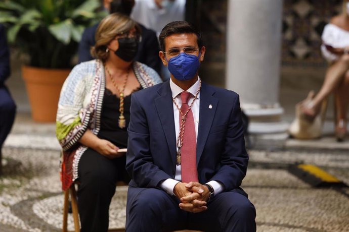 Francisco Cuenca (PSOE), en el pleno de investidura en el que fue elegido nuevo alcalde de Granada.