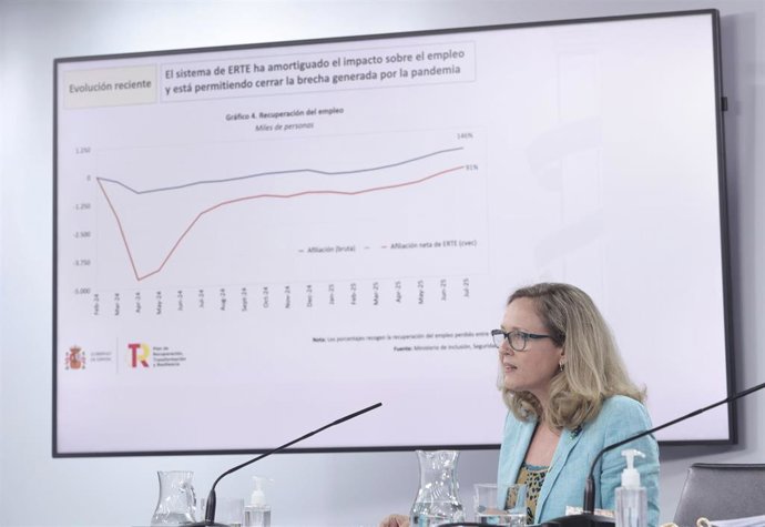 La vicepresidenta primera del Gobierno y ministra de Asuntos Económicos y Transformación Digital, Nadia Calviño, interviene en una rueda de prensa posterior al Consejo de Ministros celebrado en Moncloa, a 27 de julio de 2021, en Madrid (España). 