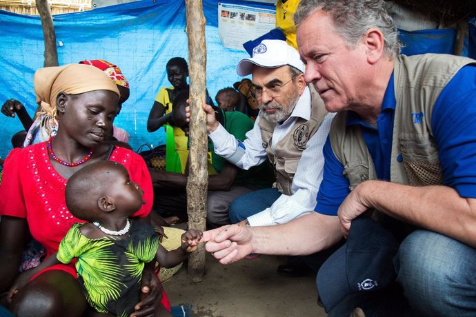 Archivo - El director ejecutivo del Programa Mundial de Alimentos, David Beasley, junto a una familia en un campo de refugiados de Sudán del Sur.