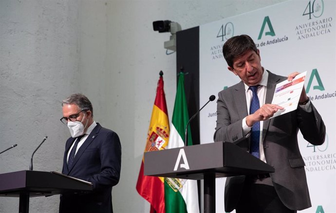 El vicepresidente de la Junta y consejero de Turismo, Regeneración, Justicia y Administración Local, Juan Marín (d); el consejero de la Presidencia, Administración Pública e Interior y portavoz del Gobierno andaluz, Elías Bendodo (i), en la rueda de pre