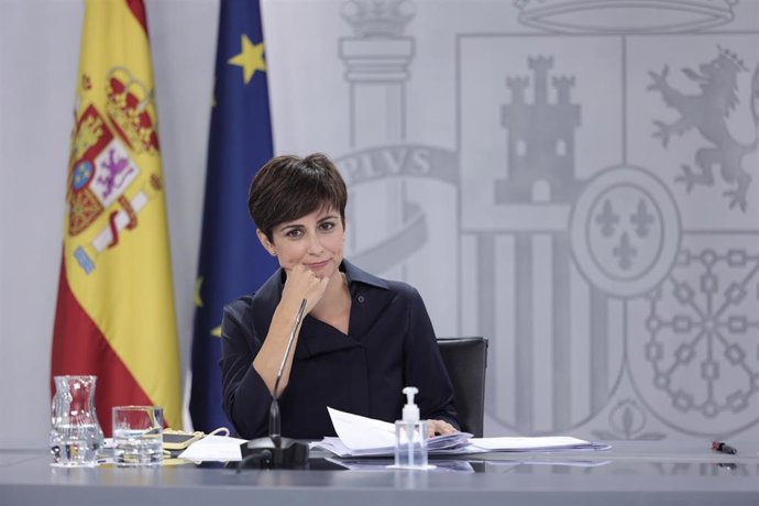 La ministra de Política Territorial y portavoz del Gobierno, Isabel Rodríguez, en una rueda de prensa posterior al Consejo de Ministros celebrado en Moncloa, a 27 de julio de 2021, en Madrid (España). El Gobierno ha aprobado este martes una Oferta de Em