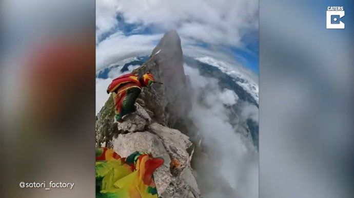 Alex Aimard y un grupo de temerarios se lanzan a las nubes desde lo alto de un acantilado