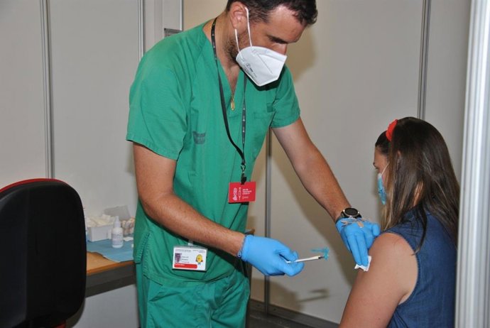 El punto de vacunación del Auditori de Castelló inicia la vacunación contra la Covid-19 de personas menores de 30 años con el preparado de Pfizer.