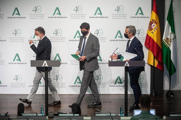El vicepresidente de la Junta y consejero de Turismo, Regeneración, Justicia y Administración Local, Juan Marín (c); el consejero de la Presidencia, Administración Pública e Interior y portavoz del Gobierno andaluz, Elías Bendodo (i), y el consejero de 