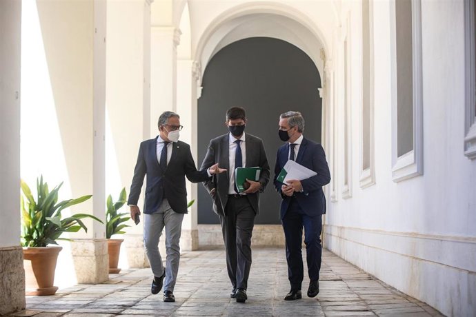 El vicepresidente de la Junta y consejero de Turismo, Regeneración, Justicia y Administración Local, Juan Marín (c); el consejero de la Presidencia, Administración Pública e Interior y portavoz del Gobierno andaluz, Elías Bendodo (i), y el consejero de 