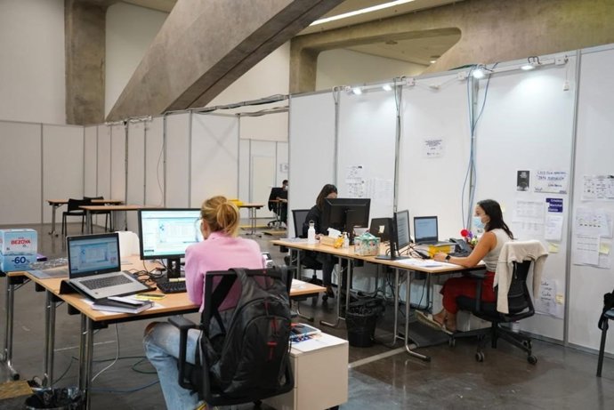 Archivo - Rastreadores de casos positivos de COVID-19 en Tenerife