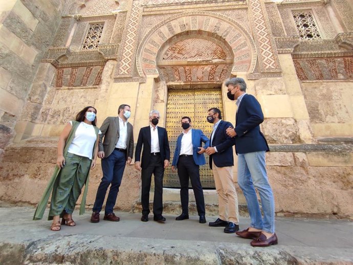 Suárez Illana (3 izda.), junto a responsables del PP andaluz y cordobés ante la Mezquita-Catedral de Córdoba.
