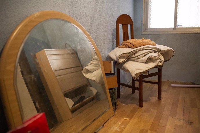 Una silla y un espejo en el domicilio ocupado por una familia, después de la ejecución de un desahucio (archivo)