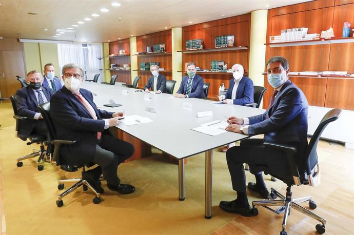 Ibañez (ID) preside la reunión con los representantes de entidades empresariales de CyL.