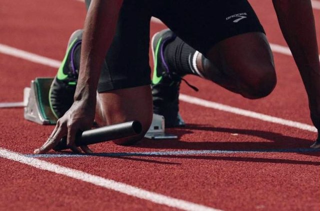 Atleta preparado para salir en carrera