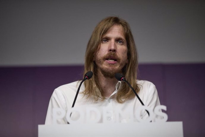 El portavoz de Podemos, Pablo Fernández, durante una rueda de prensa en la sede del partido, a 19 de julio de 2021, en Madrid (España). Durante su comparecencia, han solicitado la renovación de los órganos judiciales y el cumplimiento del acuerdo de gob