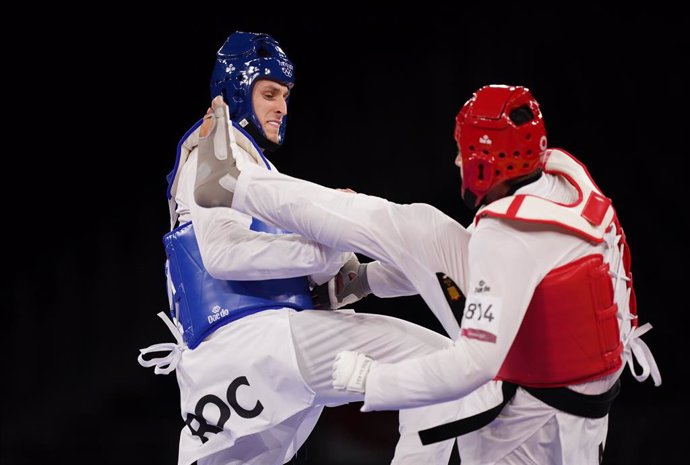 27 July 2021, Japan, Chiba: Macedonia's Dejan Georgievski (R) in action against Russia's Vladislav Larin during the Men's +80kg Gold Medal Taekwondo Contest at Makuhari Messe Hall A, part of the Tokyo 2020 Olympic Games. Photo: Mike Egerton/PA Wire/dpa