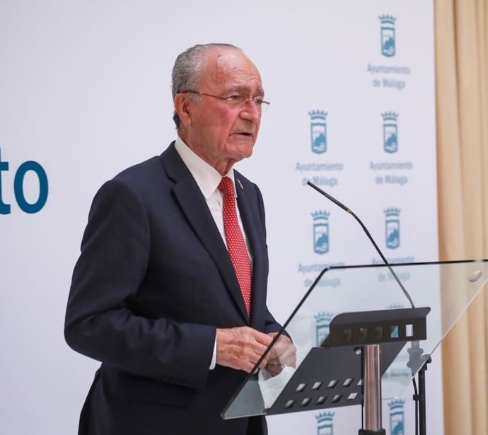 Archivo - Imagen de archivo del alcalde de Málaga, Francisco de la Torre, en rueda de prensa
