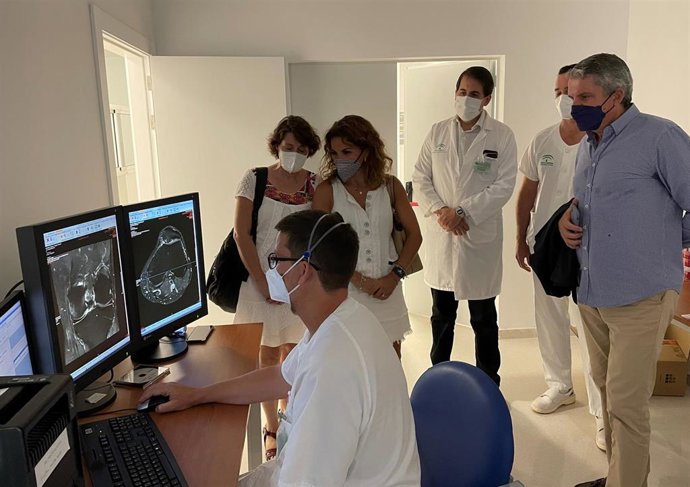Juan de la Cruz Belmonte visita el Hospital La Inmaculada en Almería