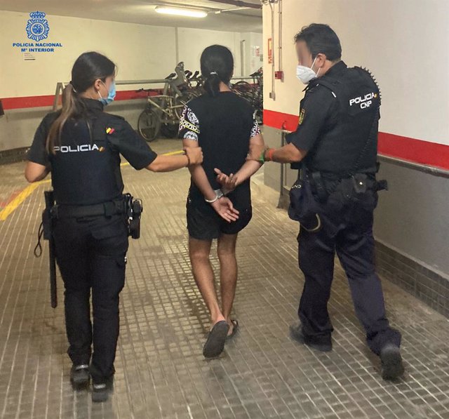 Policía Nacional con uno de los diez detenidos en julio en la Playa de Palma