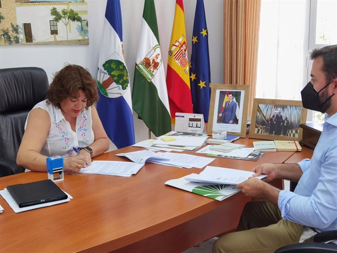 La alcaldesa de Huévar del Aljarafe (Sevilla), María Eugenia Moreno, ha formalizado una operación con el Instituto de Crédito Oficial (ICO)